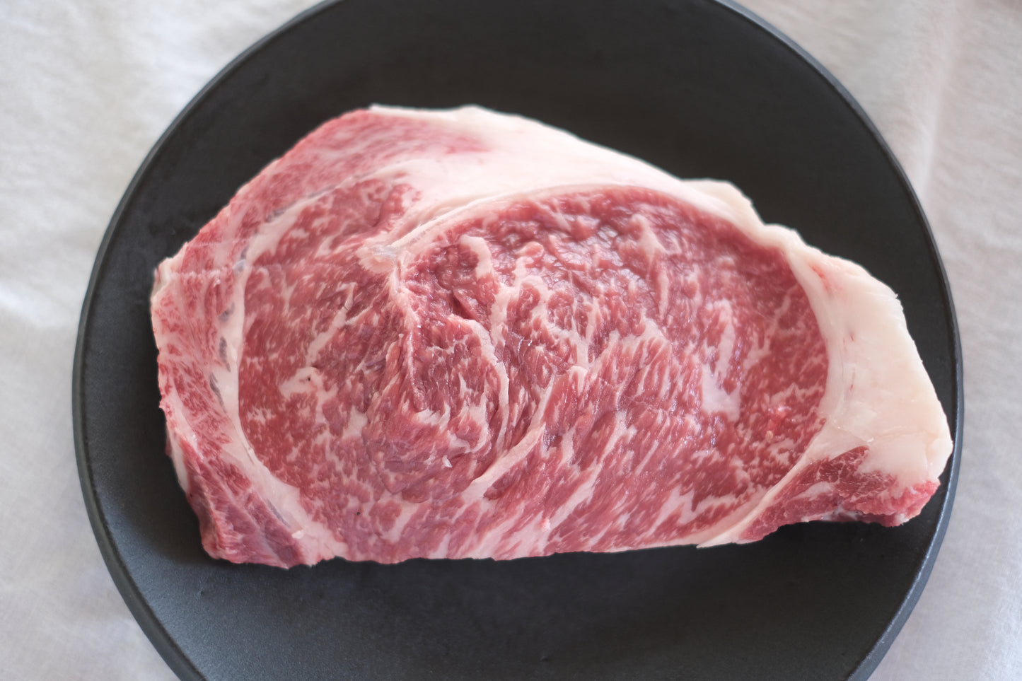 醤油蔵の麹菌で熟成した牛ロースステーキ